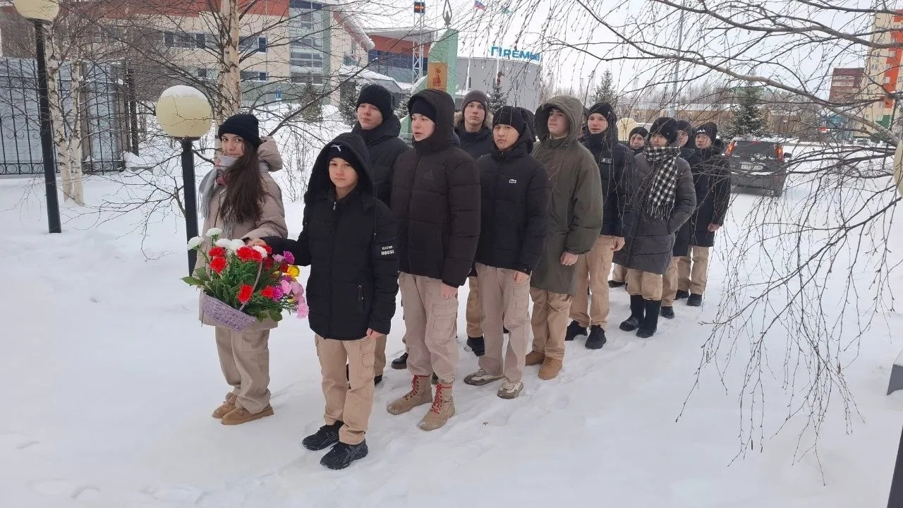 Возложение цветов к памятнику в День Героев Отечества